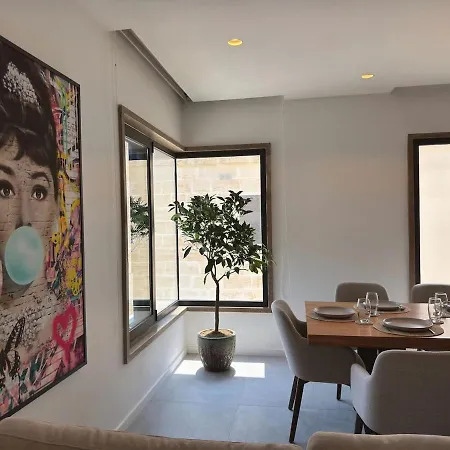 Sky Penthouse, Private Pool & Lights Apartment San Ġiljan