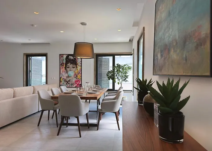 Sky Penthouse, Private Pool & Lights