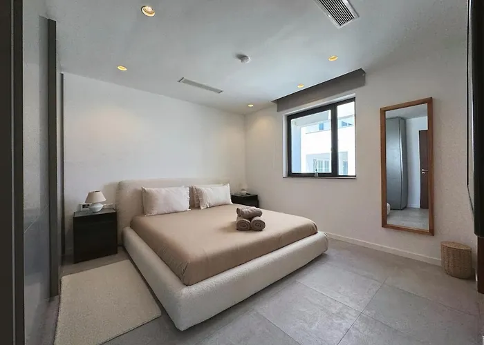 דירה Sky Penthouse, Private Pool & Lights