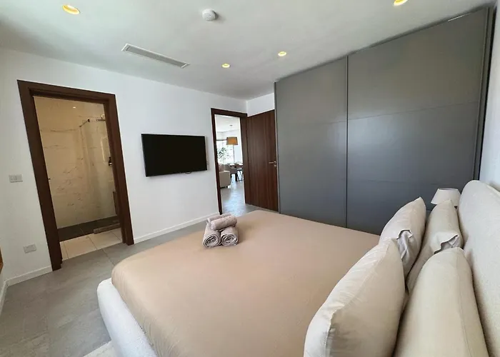 Sky Penthouse, Private Pool & Lights