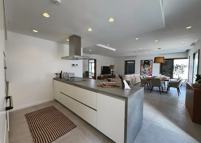 Διαμέρισμα Sky Penthouse, Private Pool & Lights *